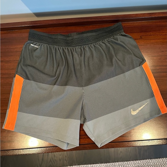 Nike Aeroswift Shorts Men Medium 5.5 inch inseam - Picture 1 of 7